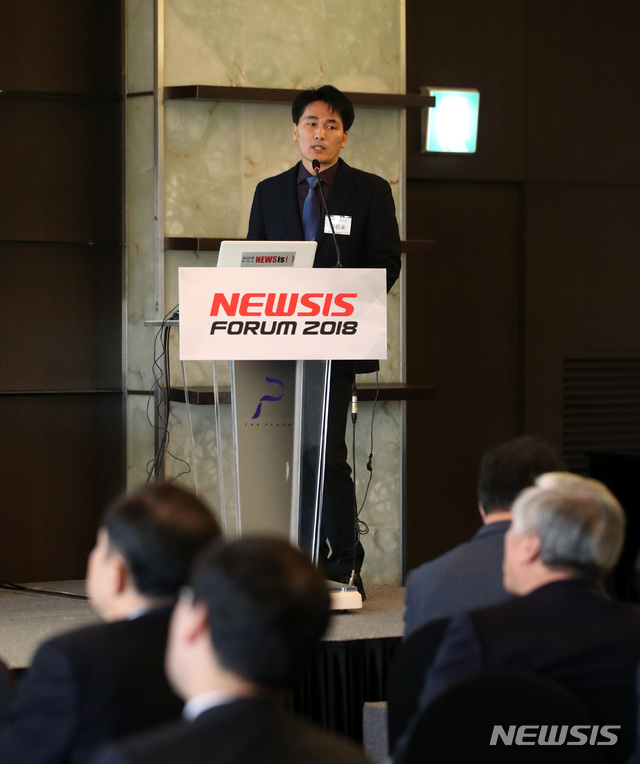 【서울=뉴시스】김선웅 기자 = 12일 오전 서울 중구 플라자호텔에서 '급변하는 세계경제와 공기업의 생존 조건'을 주제로 열린 2018 뉴시스 공공기관 포럼에서 김현표 한국중부발전 해외사업처 부장이 주제발표를 하고 있다. 2018.12.12.&nbsp; mangusta@newsis.com