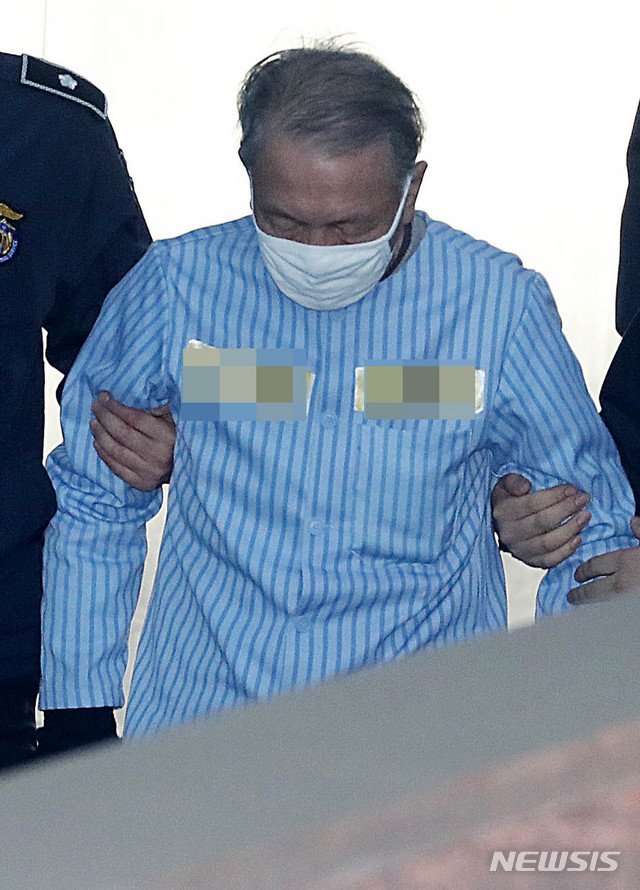 【서울=뉴시스】추상철 기자 =김기춘 전 청와대 비서실장이 12일 오전 서울 서초구 서울중앙지방법원에서 '화이트리스트'의혹 관련 항소심 1차 공판에 출석하기 위해 호송차서 내려 법정으로 향하고 있다. 2018.12.12. scchoo@newsis.com