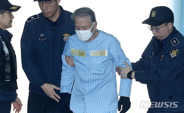 【서울=뉴시스】추상철 기자 =김기춘 전 대통령비서실장이 지난해 12월12일 오전 서울 서초구 서울고법에서 '화이트리스트' 혐의 관련 항소심 1차 공판에 출석하기 위해 호송차서 내려 법정으로 향하고 있다. 2018.12.12. scchoo@newsis.com