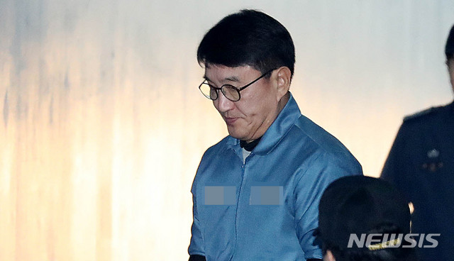 [서울=뉴시스]추상철 기자 =현기환 전 청와대 정무수석비서관이 지난 2018년 12월12일 오전 서울 서초구 서울중앙지방법원에서 '화이트리스트'의혹 관련 항소심 1차 공판에 출석하기 위해 호송차서 내려 법정으로 향하고 있다. 2018.12.12. scchoo@newsis.com