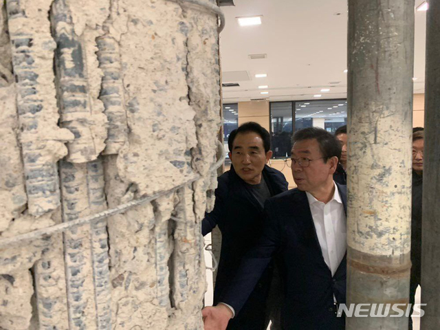 【서울=뉴시스】박원순 서울시장이 11일 붕괴위험 신고가 들어온 서울 강남구 삼성동 오피스텔 균열 상태를 보고 있다. 2018.12.12. (사진=박원순 서울시장 트위터) photo@newsis.com