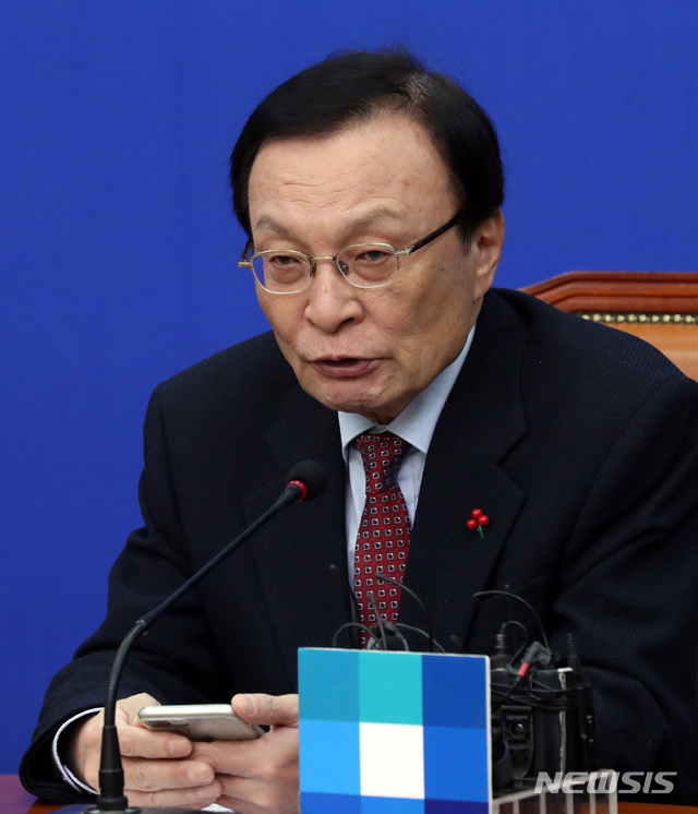 【서울=뉴시스】박영태 기자 = 12일 오전 서울 영등포구 여의도 국회에서 열린 더불어민주당 최고위원회의에서 이해찬 대표가 발언하고 있다. 2018.12.12.since1999@newsis.com