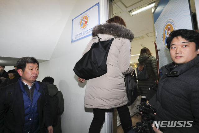 【서울=뉴시스】최진석 기자 = 서울시교육청 임광빈 한국유치원총연합회(한유총) 실태조사반장을 비롯한 조사단이 12일 오전 서울 용산구 한유총 사무실로 불법행위 실태조사를 위해 들어가고 있다. 서울시교육청 공익법인팀과 감사팀은 이날부터 18일까지 한유총을 상대로 불법행위 실태조사를 벌일 예정이다. 2018.12.12.myjs@newsis.com