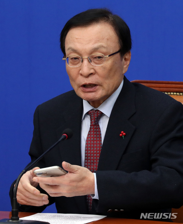 【서울=뉴시스】박영태 기자 = 12일 오전 서울 영등포구 여의도 국회에서 열린 더불어민주당 최고위원회의에서 이해찬 대표가 발언하고 있다. 2018.12.12.since1999@newsis.com