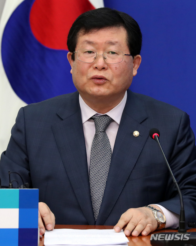 【서울=뉴시스】박영태 기자 = 12일 오전 서울 영등포구 여의도 국회에서 열린 더불어민주당 최고위원회의에서 설훈 최고위원이 발언하고 있다. 2018.12.12.since1999@newsis.com