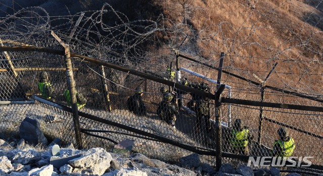 【철원=뉴시스】사진공동취재단 = 남북 군사당국이 '9·19 군사분야 합의서' 이행 차원에서 시범철수한 비무장지대 내 GP(감시초소)에 대해 12일 오전 상호검증에 나선 가운데 강원도 철원 중부전선에서 우리측 현장검증반이 북측 감시초소로 이동하고 있다.&nbsp; 현장검증반은 이날 남북 시범철수 GP를 연결하는 오솔길을 통해 이동했고 오전에 우리측이 북측 GP 철수현장을, 오후에는 북측이 우리측 GP 철수현장을 각각 방문해 검증한다. 남북이 1953년 7월 정전협정 체결 이후 비무장지대 내에 설치된 GP를 상호 방문해 들여다보는 것은 이번이 처음이다. 앞서 남북은 '9·19 군사합의서'에 따라 지난달 말까지 시범철수 대상 GP 각각 11개 중 10개를 완전파괴했고, 1개씩은 병력과 장비는 철수하되 원형을 보존했다. 2018.12.12.&nbsp; photo@newsis.com