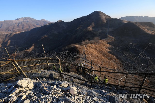 【철원=뉴시스】사진공동취재단 = 남북 군사당국이 '9·19 군사분야 합의서' 이행 차원에서 시범철수한 비무장지대 내 GP(감시초소)에 대해 12일 오전 상호검증에 나선 가운데 강원도 철원 중부전선에서 우리측 현장검증반이 북측 감시초소로 이동하고 있다.&nbsp; 현장검증반은 이날 남북 시범철수 GP를 연결하는 오솔길을 통해 이동했고 오전에 우리측이 북측 GP 철수현장을, 오후에는 북측이 우리측 GP 철수현장을 각각 방문해 검증한다. 남북이 1953년 7월 정전협정 체결 이후 비무장지대 내에 설치된 GP를 상호 방문해 들여다보는 것은 이번이 처음이다. 앞서 남북은 '9·19 군사합의서'에 따라 지난달 말까지 시범철수 대상 GP 각각 11개 중 10개를 완전파괴했고, 1개씩은 병력과 장비는 철수하되 원형을 보존했다. 2018.12.12. photo@newsis.com