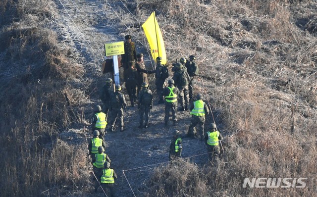 【철원=뉴시스】사진공동취재단 = 남북 군사당국이 '9·19 군사분야 합의서' 이행 차원에서 시범철수한 비무장지대 내 GP(감시초소)에 대해 12일 오전 상호검증에 나선 가운데 강원도 철원 중부전선에서 우리측 현장검증반이 북측 검증반을 만나 악수를 나누고 있다.&nbsp; 현장검증반은 이날 남북 시범철수 GP를 연결하는 오솔길을 통해 이동했고 오전에 우리측이 북측 GP 철수현장을, 오후에는 북측이 우리측 GP 철수현장을 각각 방문해 검증한다. 남북이 1953년 7월 정전협정 체결 이후 비무장지대 내에 설치된 GP를 상호 방문해 들여다보는 것은 이번이 처음이다. 앞서 남북은 '9·19 군사합의서'에 따라 지난달 말까지 시범철수 대상 GP 각각 11개 중 10개를 완전파괴했고, 1개씩은 병력과 장비는 철수하되 원형을 보존했다. 2018.12.12.&nbsp; photo@newsis.com
