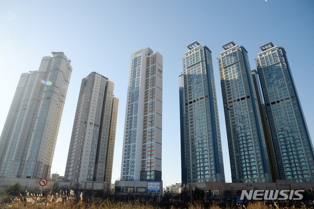【전주=뉴시스】김얼 기자= 전주 서부신시가지 조성시 전용 상업지역으로 용도 지정된 곳에 현재는 초대형 아파트들이 빼곡하게 세워져 있다. 2018.12.12pmkeul@newsis.com
