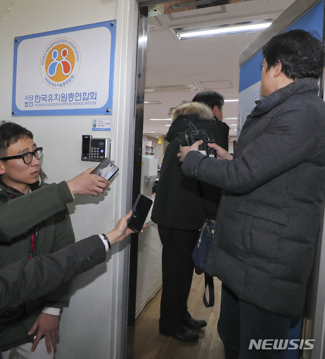 【서울=뉴시스】최진석 기자 = 서울시교육청 임광빈 한국유치원총연합회(한유총) 전 실태조사반장이 12일 오전 서울 용산구 한유총 사무실로 불법행위 실태조사를 위해 들어가고 있다. 서울시교육청 공익법인팀과 감사팀은 이날부터 18일까지 한유총을 상대로 집단 폐원 압박, 한유총 서울지회장 폭행 의혹, 정치권 불법 쪼개기 후원 의혹 등의 불법행위 실태조사를 벌일 예정이다. 2018.12.12.myjs@newsis.com