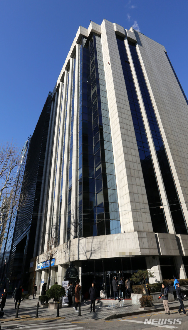 【서울=뉴시스】박주성 기자 = 지하 7층, 지상 15층 규모 오피스텔이 붕괴위험 진단을 받아 12일 오전 붕괴위험 진단을 받은 서울 삼성동 대종빌딩 입주민들이 짐을 가지고 나오고 있다.&nbsp;&nbsp; 서울시는 입주민들의 건물 출입을 통제하고, 사용 금지 조치를 취할 예정이다. 2018.12.12.&nbsp; park7691@newsis.com 