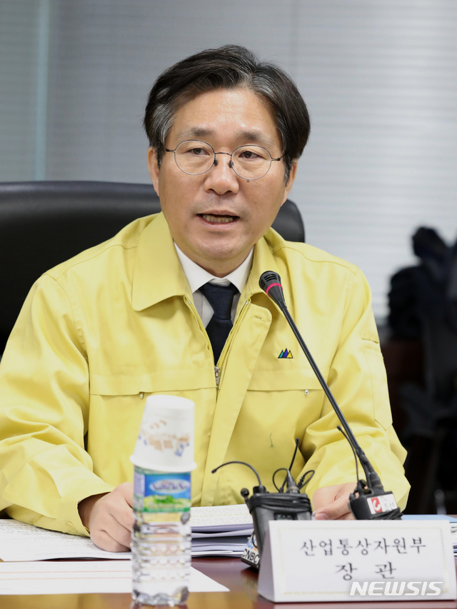 【서울=뉴시스】박미소 수습기자 = 12일 오전 서울 종로구 무역보험공사 11층 회의실에서 성윤모 산업통상자원부 장관이 한국지역난방공사, 한국전력, 가스공사 등 에너지 분야 31개 공공기관장이 참석한 '에너지 공공기관장 회의'에서 모두 발언을 하고 있다. 2018.12.12.misocamera@newsis.com