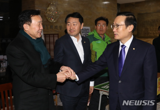 【서울=뉴시스】고승민 기자 = 더불어민주당 홍영표 원내대표가 12일 오전 서울 여의도 국회 로텐더홀에서 연동형 비례대표제 등을 주장하며 단식농성중인 바른미래당 손학규 대표를 만나고 있다. 2018,12,12&nbsp; kkssmm99@newsis.com