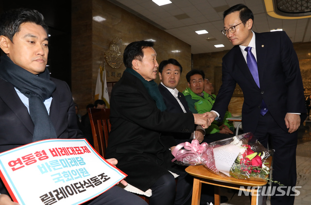 【서울=뉴시스】고승민 기자 = 더불어민주당 홍영표 원내대표가 12일 오전 서울 여의도 국회 로텐더홀에서 연동형 비례대표제 등을 주장하며 단식농성중인 바른미래당 손학규 대표를 만나고 있다. 2018.12.12 kkssmm99@newsis.com