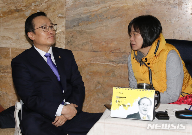 【서울=뉴시스】고승민 기자 = 더불어민주당 홍영표 원내대표가 12일 오전 서울 여의도 국회 로텐더홀에서 연동형 비례대표제 등을 주장하며 단식농성중인 정의당 이정미 대표를 만나고 있다. 2018.12.12.&nbsp; kkssmm99@newsis.com