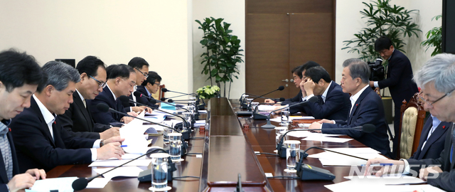 【서울=뉴시스】전신 기자 = 문재인 대통령이 12일 오전 청와대 여민1관 소회의실에서 홍남기 경제부총리 겸 기획재정부 장관으로부터 정례보고를 받고 있다. 2018.12.12. (사진=청와대 제공) photo1006@newsis.com