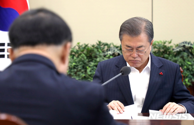 【서울=뉴시스】전신 기자 = 문재인 대통령이 12일 오전 청와대 여민1관 소회의실에서 홍남기 경제부총리 겸 기획재정부 장관으로부터 정례보고를 받고 있다. 2018.12.12. (사진=청와대 제공) photo1006@newsis.com