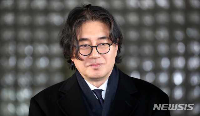 【서울=뉴시스】추상철 기자 =이호진 전 태광그룹 회장이 지난해 12월12일 오후 서울 서초구 서울고법에서 '횡령 및 배임' 혐의와 관련한 재파기환송심 1차 공판을 마친 후 법정을 나서고 있다. 2018.12.12. scchoo@newsis.com