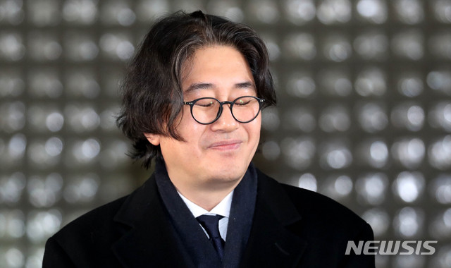 【서울=뉴시스】추상철 기자 =이호진 전 태광그룹 회장이 지난 12일 오후 서울 서초구 서울고법에서 횡령 배임' 혐의와 관련한 재파기환송심 1차 공판을 마친 후 법정을 나서며 미소를 짓고 있다. 2018.12.12. scchoo@newsis.com