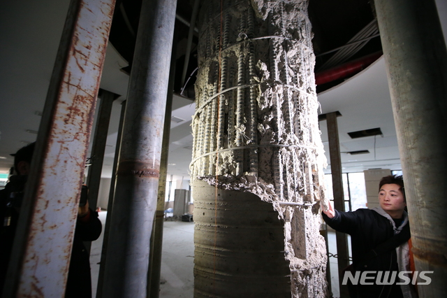 【서울=뉴시스】박주성 기자 = 지하 7층, 지상 15층 규모 오피스텔이 붕괴위험 진단을 받아 12일 오전 붕괴위험 진단을 받은 서울 삼성동 대종빌딩 중앙 기둥의 콘크리트가 부서져 철근이 모습을 드러내고 있다.&nbsp; 서울시는 입주민들의 건물 출입을 통제하고, 사용 금지 조치를 취할 예정이다. 2018.12.12. park7691@newsis.com