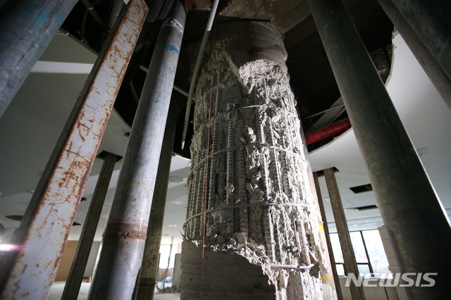 【서울=뉴시스】박주성 기자 = 지하 7층, 지상 15층 규모 오피스텔이 붕괴위험 진단을 받아 12일 오전 붕괴위험 진단을 받은 서울 삼성동 대종빌딩 중앙 기둥의 콘크리트가 부서져 철근이 모습을 드러내고 있다.&nbsp; 서울시는 입주민들의 건물 출입을 통제하고, 사용 금지 조치를 취할 예정이다. 2018.12.12. park7691@newsis.com