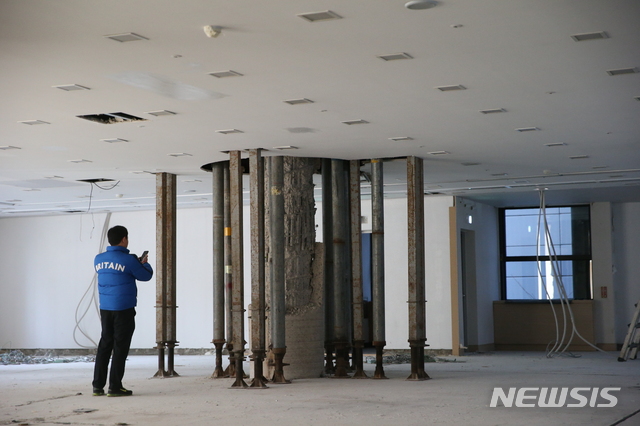 【서울=뉴시스】박주성 기자 = 지하 7층, 지상 15층 규모 오피스텔이 붕괴위험 진단을 받아 12일 오전 붕괴위험 진단을 받은 서울 삼성동 대종빌딩 중앙 기둥의 콘크리트가 부서져 철근이 모습을 드러내고 있다.&nbsp; 서울시는 입주민들의 건물 출입을 통제하고, 사용 금지 조치를 취할 예정이다. 2018.12.12. park7691@newsis.com