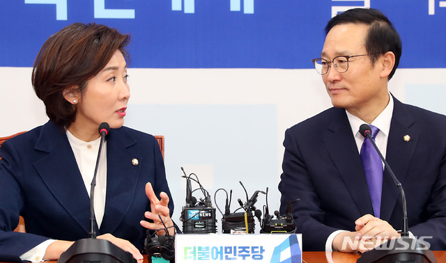 【서울=뉴시스】이종철 기자 = 12일 오후 서울 여의도 국회에서 나경원 한국당 신임 원내대표가 홍영표 더불어민주당 원내대표를 예방하여 환담을 나누고 있다. 2018.12.12. jc4321@newsis.com