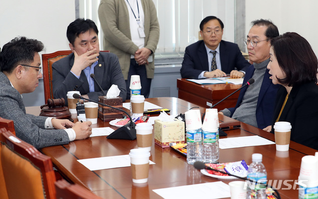 【서울=뉴시스】이종철 기자 = 김종민 국회 정치개혁특별위원회 제1소위원장(가운데)이 12일 오후 서울 여의도 국회에서 열린 정개특위 1소위 회의에서 심상정 의원의 발언을 듣고 있다. 2018.12.12.jc4321@newsis.com