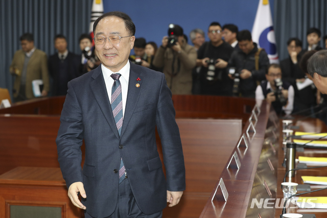 【서울=뉴시스】최진석 기자 = 홍남기 경제부총리 겸 기획재정부 장관이 12일 오후 서울 세종로 정부서울청사에서 열린 '제1차 경제활력 대책회의 겸 제20차 경제관계장관회의'에서 참석자들과 인사를 나눈 뒤 자리로 이동하고 있다. 2018.12.12.myjs@newsis.com