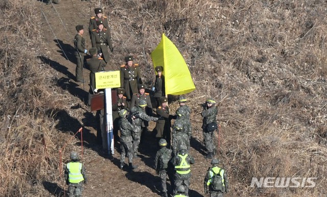 【철원=뉴시스】사진공동취재단 = 남북 군사당국이 '9·19 군사분야 합의서' 이행 차원에서 시범철수한 비무장지대 내 GP(감시초소)에 대해 12일 오후 상호검증에 나선 가운데 강원도 철원 중부전선에서 북측 현장검증반이 우리측 감시초소를 검증하기 위해 군사분계선을 넘고 있다.&nbsp; 현장검증반은 이날 남북 시범철수 GP를 연결하는 오솔길을 통해 이동했고 오전에 우리측이 북측 GP 철수현장을, 오후에는 북측이 우리측 GP 철수현장을 각각 방문해 검증했다. 남북이 1953년 7월 정전협정 체결 이후 비무장지대 내에 설치된 GP를 상호 방문해 들여다보는 것은 이번이 처음이다. 앞서 남북은 '9·19 군사합의서'에 따라 지난달 말까지 시범철수 대상 GP 각각 11개 중 10개를 완전파괴했고, 1개씩은 병력과 장비는 철수하되 원형을 보존했다. 2018.12.12.&nbsp; photo@newsis.com