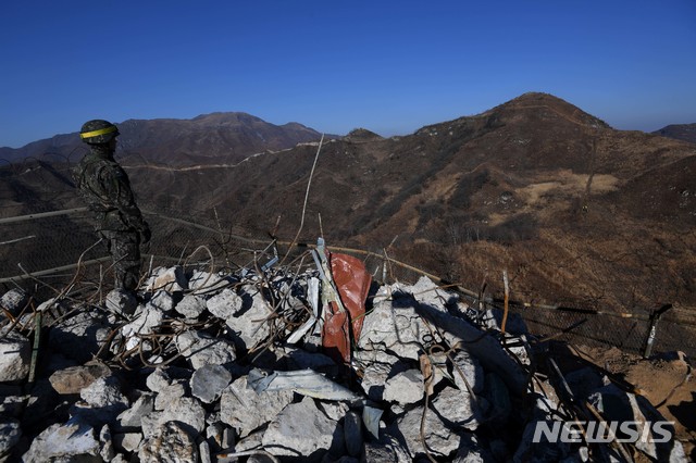 【철원=뉴시스】사진공동취재단 = 남북 군사당국이 '9·19 군사분야 합의서' 이행 차원에서 시범철수한 비무장지대 내 GP(감시초소)에 대해 12일 오후 상호검증에 나선 가운데 한 군인이 강원도 철원 중부전선 철거된 우리측 감시초소에서 북측을 바라보고 있다.&nbsp; 현장검증반은 이날 남북 시범철수 GP를 연결하는 오솔길을 통해 이동했고 오전에 우리측이 북측 GP 철수현장을, 오후에는 북측이 우리측 GP 철수현장을 각각 방문해 검증했다. 남북이 1953년 7월 정전협정 체결 이후 비무장지대 내에 설치된 GP를 상호 방문해 들여다보는 것은 이번이 처음이다. 앞서 남북은 '9·19 군사합의서'에 따라 지난달 말까지 시범철수 대상 GP 각각 11개 중 10개를 완전파괴했고, 1개씩은 병력과 장비는 철수하되 원형을 보존했다. 2018.12.12.&nbsp; photo@newsis.com 