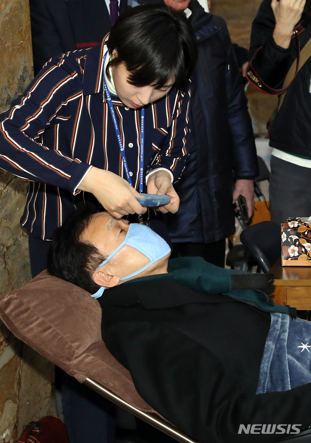 【서울=뉴시스】이종철 기자 = 12일 오후 서울 여의도 국회 로텐더홀에서 단식농성중인 손학규 대표가 힘든 모습으로 의자에 누워있다. 2018.12.12.jc4321@newsis.com