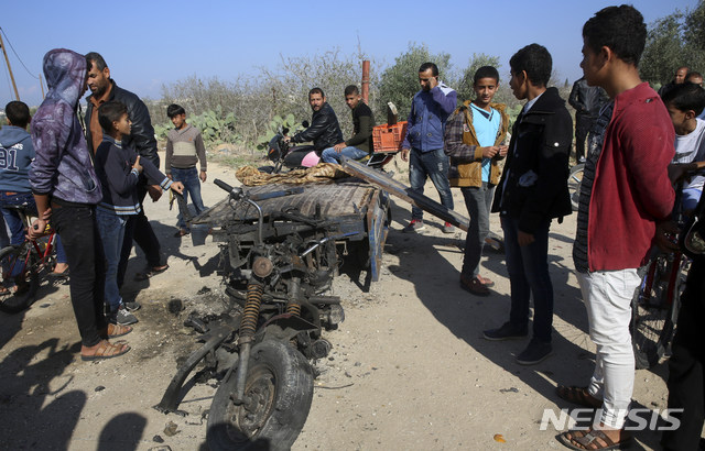 【가자지구= AP/뉴시스】 지난 달 가자지구의 칸 유니스에서 팔레스타인의 하마스 대원 7명을 기습 살해한 이스라엘군의 공격 직후 주민들이 피살자의 불탄 오토바이를 살펴보고 있다. 이후 이스라엘 비밀보안군과 팔레스타인 간의 공방전은 더 심해졌고 민간인 사상자도 늘어나고 있다.