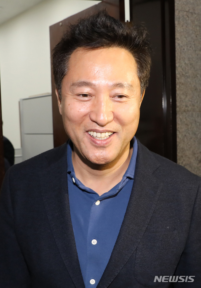 【서울=뉴시스】고승민 기자 = 자유한국당 오세훈 국가미래비전 특별위원장이 12일 오후 서울 여의도 국회에서 나경원 신임 원내대표와 비공개 회동 후 국회를 나서며 취재진 질문에 답하고 있다. 2018.12.12.kkssmm99@newsis.com