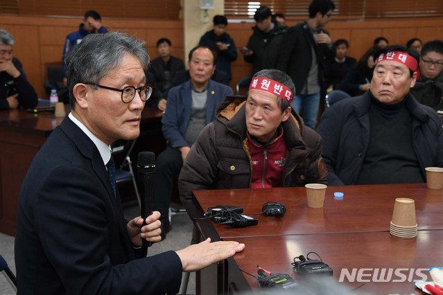 【서울=뉴시스】김재현 산림청장이 12일 강원도 정선군청 대회의실에서 가리왕산 알파인경기장 복원과 관련해 지역주민들과 대화를 하고 있다. 2018.12.12. (사진=산림청 제공) photo@newsis.com