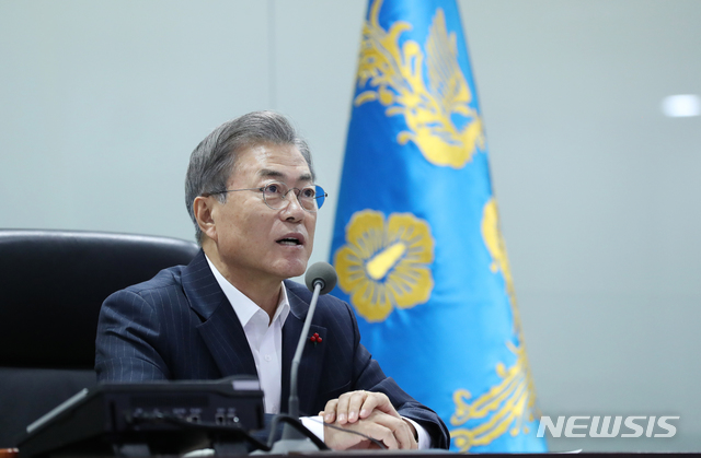 【서울=뉴시스】전신 기자 = 문재인 대통령이 12일 오후 청와대 국가위기관리센터에서 국방부와 합동참모본부로부터 이날 실시된 비무장지대(DMZ) 내 시범철수 감시초소(GP)에 대한 남북 상호검증 진행 경과를 보고 받고 있다. 2018.12.12. (사진=청와대 제공) photo@newsis.com