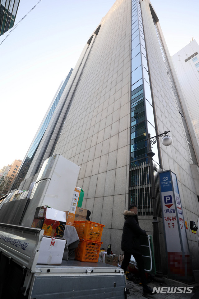 【서울=뉴시스】추상철 기자 =12일 오후 붕괴위험 판정을 받은 서울 강남구 대종빌딩에서 입주민들이 짐을 옮기고 있다. 2018.12.12. scchoo@newsis.com