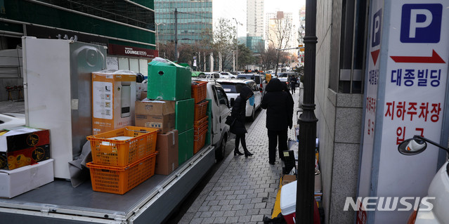 【서울=뉴시스】추상철 기자 =12일 오후 붕괴위험 판정을 받은 서울 강남구 대종빌딩에서 입주민들이 짐을 옮기고 있다. 2018.12.12.&nbsp; scchoo@newsis.com