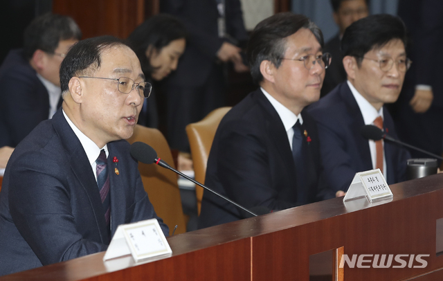 【서울=뉴시스】최진석 기자 =&nbsp; 홍남기 경제부총리 겸 기획재정부 장관과이 12일 오후 서울 세종로 정부서울청사에서 제202차 대외경제장관회의를 주재하고 있다. 2018.12.12.myjs@newsis.com