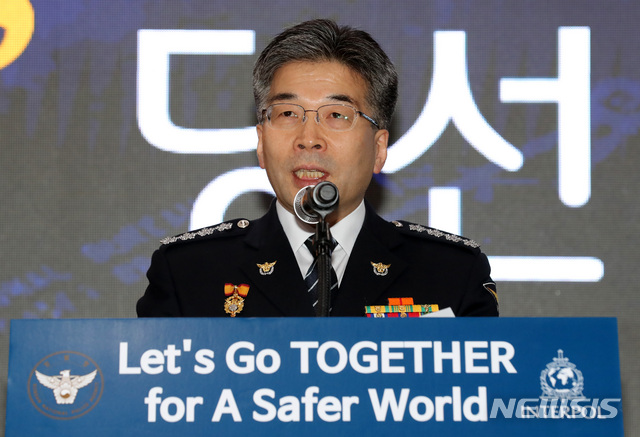 【서울=뉴시스】이영환 기자 = 지난달 12일 오후 서울 서대문구 경찰청에서 열린 김종양 제24대 인터폴 총재 당선 축하연에서 민갑룡 경찰청장이 인사말을 하고 있다. 2018.12.12.&nbsp; 20hwan@newsis.com