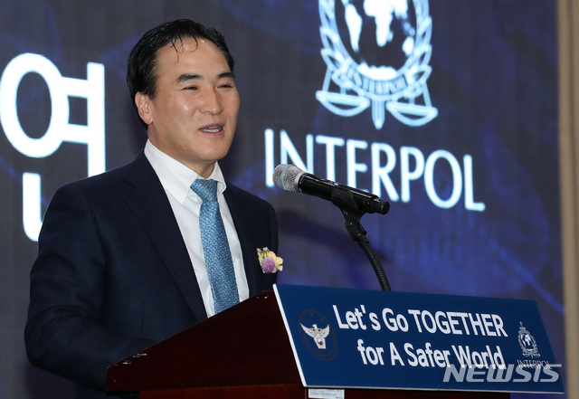 [서울=뉴시스]이영환 기자 = 김종양 제24대 인터폴 총재가 12일 오후 서울 서대문구 경찰청에서 열린 당선 축하연에서 소견발표를 하고 있다. 2018.12.12. 20hwan@newsis.com