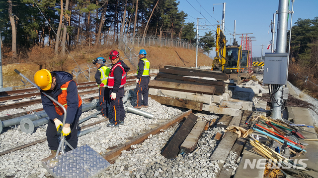 【강릉=뉴시스】김경목 기자 = KTX 강릉선 열차 탈선 사고 발생 닷새째인 12일 오후 사고 구간인 강원도 강릉시 운산동 남강릉 신호장 21호 복선 선로에서 코레일(한국철도공사) 강원본부 및 외주업체 노동자들이 작업을 하고 있다. 2018.12.12. photo31@newsis.com?