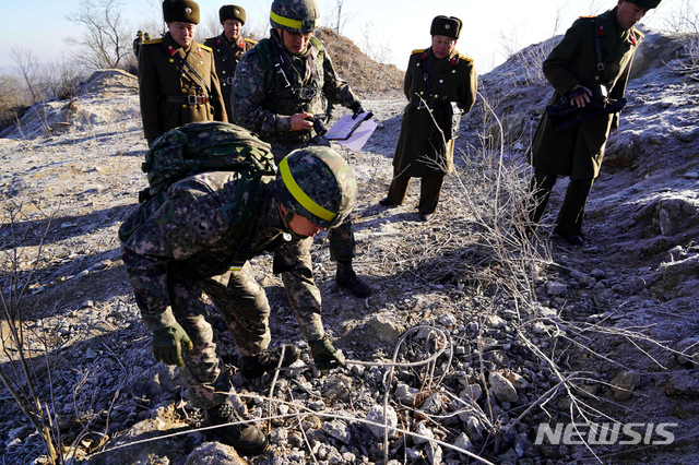 [서울=뉴시스] 남북 군사당국이 '9·19 군사분야 합의서' 이행 차원에서 시범철수한 비무장지대 내 GP(감시초소)에 대해 12일 오전 상호검증에 나선 가운데 강원도 철원 중부전선에서 우리측 현장검증반이 북측검증반과 만나 이야기를 나누고 있다. 우리측 현장검증반이 완전파괴된 북측 GP를 검증하는 모습. 2018.12.12.(사진=국방부 제공)&nbsp; photo@newsis.com