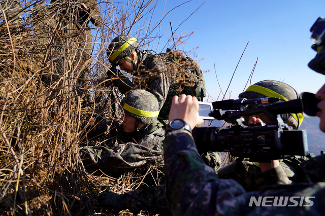 【서울=뉴시스】남북 군사당국이 '9·19 군사분야 합의서' 이행 차원에서 시범철수한 비무장지대 내 GP(감시초소)에 대해 12일 오전 상호검증에 나선 가운데 강원도 철원 중부전선에서 우리측 현장검증반이 북측검증반과 만나 이야기를 나누고 있다. 우리측 현장검증반이 완전파괴된 북측 GP를 검증하는 모습. 2018.12.12.(사진=국방부 제공)&nbsp; photo@newsis.com