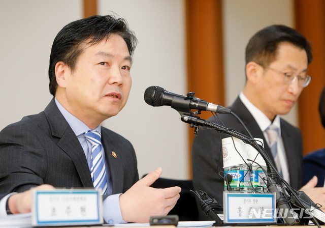 【서울=뉴시스】홍종학 중소벤처기업부 장관이 12일 서울 여의도 중소기업중앙회에서 '제조업 전반의 스마트 혁신'에 대한 브리핑을 진행하고 있다. 2018.12.12 (사진=중소벤처기업부 제공) photo@newsis.com