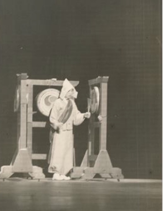 [서울=뉴시스]초기 이매방 삼고무. 2018.12.13. (사진=우봉 이매방 아트 컴퍼니) photo@newsis.com