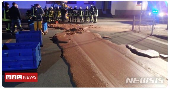 【서울=뉴시스】 지난 10일(현지시간) 독일 도르트문트 인근 베를 지역에서는 초콜릿 공장의 저장 탱크에서 1t 상당의 밀크 초콜릿이 유출되는 사고가 발생해 지방도로가 약 2시간동안 마비됐다. (사진=BBC 트위터 계정 캡처) 2018.12.13.