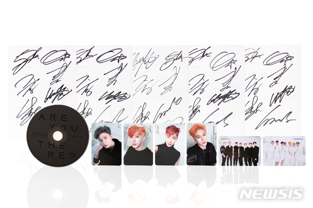 【서울=뉴시스】 몬스타엑스 기증, 몬스타엑스 친필 사인 앨범시작가 1만원.