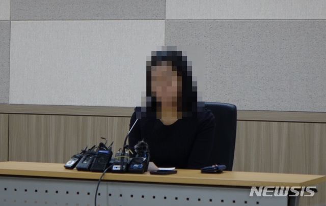 【제주=뉴시스】배상철 기자 = 갑질 의혹을 받는 제주대병원 A교수가 13일 오후 제주대병원에서 기자회견을 열고 의혹이 사실과 다르다고 해명하고 있다. 2018.12.13. bsc@newsis.com