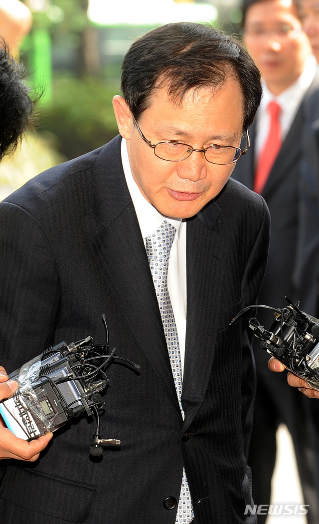 【서울=뉴시스】박찬구 금호석유화학 회장이 지난 2011년 6월3일 오전 서울남부지검 앞에서 취재진과 인터뷰를 하고 있다.(사진=뉴시스DB)